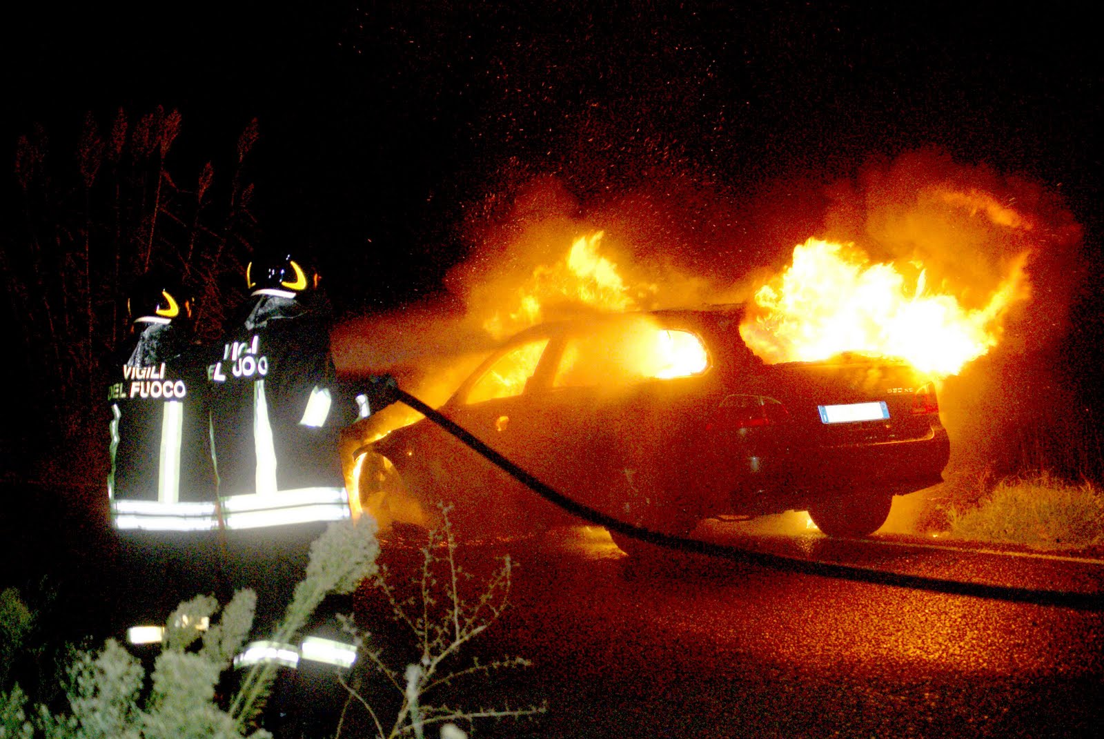 auto-in-fiamme.jpg (1600×1071)